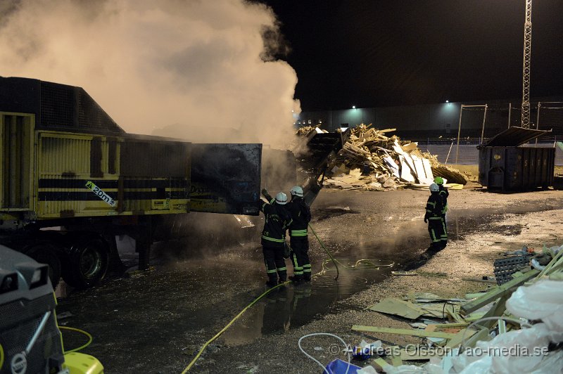 DSC_8542.JPG - Vid 19.30 larmades räddningstjänsten från Åstorp och Klippan samt polis till en brand i en flismaskin vid Sitas anläggning i Åstorp. Man lyckades begränsa branden till flismaskinen och efter ungefär 1 timme vad branden mer eller mindre helt släckt. Ingen person ska ha kommit till skada.