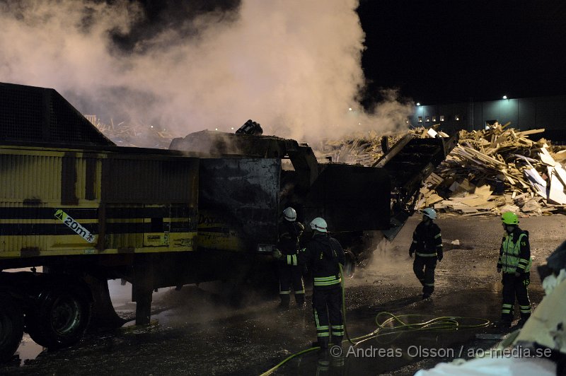 DSC_8543.JPG - Vid 19.30 larmades räddningstjänsten från Åstorp och Klippan samt polis till en brand i en flismaskin vid Sitas anläggning i Åstorp. Man lyckades begränsa branden till flismaskinen och efter ungefär 1 timme vad branden mer eller mindre helt släckt. Ingen person ska ha kommit till skada.