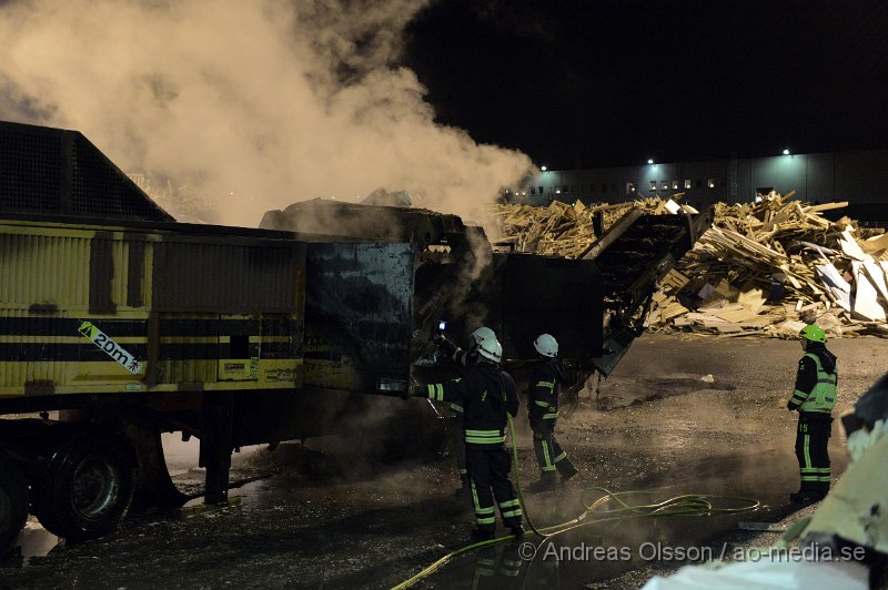 DSC_8544.JPG - Vid 19.30 larmades räddningstjänsten från Åstorp och Klippan samt polis till en brand i en flismaskin vid Sitas anläggning i Åstorp. Man lyckades begränsa branden till flismaskinen och efter ungefär 1 timme vad branden mer eller mindre helt släckt. Ingen person ska ha kommit till skada.