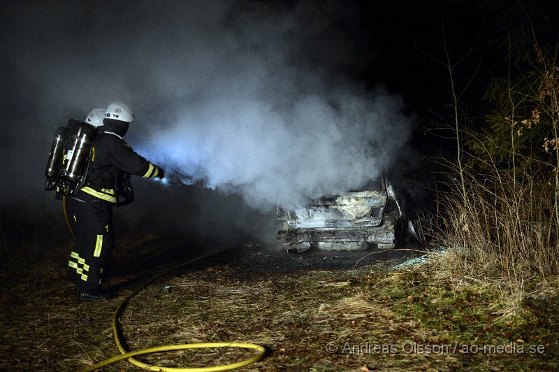 DSC_0634.JPG - Vid 00.00 larmades räddningstjänsten i Klippan till Björnkärr utanför Stidsvig där det enligt inringaren skulle brinna ute, oklart vad. När räddningstjänsten kom fram till platsen visade det sig vara en bil som brann ute i skogen. Bilen blev helt utbränd, räddningstjänsten släckte ner branden relativt snabbt och branden hann aldrig sprida sig. Branden misstänks vara anlagd.