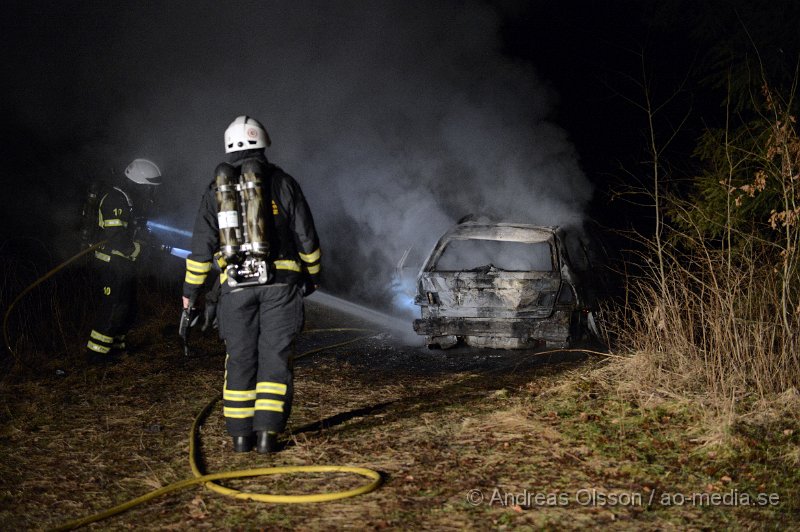 DSC_0635.JPG - Vid 00.00 larmades räddningstjänsten i Klippan till Björnkärr utanför Stidsvig där det enligt inringaren skulle brinna ute, oklart vad. När räddningstjänsten kom fram till platsen visade det sig vara en bil som brann ute i skogen. Bilen blev helt utbränd, räddningstjänsten släckte ner branden relativt snabbt och branden hann aldrig sprida sig. Branden misstänks vara anlagd.