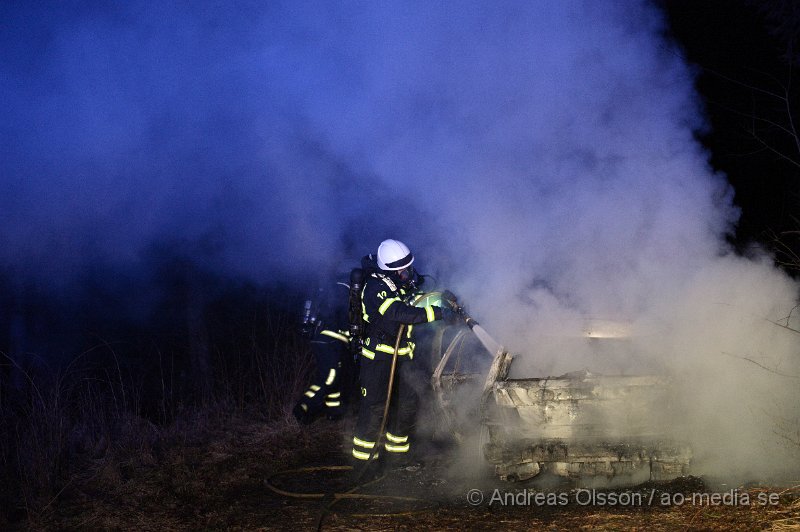 DSC_0638.JPG - Vid 00.00 larmades räddningstjänsten i Klippan till Björnkärr utanför Stidsvig där det enligt inringaren skulle brinna ute, oklart vad. När räddningstjänsten kom fram till platsen visade det sig vara en bil som brann ute i skogen. Bilen blev helt utbränd, räddningstjänsten släckte ner branden relativt snabbt och branden hann aldrig sprida sig. Branden misstänks vara anlagd.