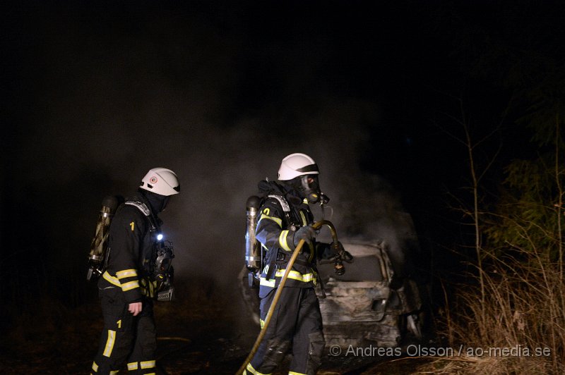 DSC_0643.JPG - Vid 00.00 larmades räddningstjänsten i Klippan till Björnkärr utanför Stidsvig där det enligt inringaren skulle brinna ute, oklart vad. När räddningstjänsten kom fram till platsen visade det sig vara en bil som brann ute i skogen. Bilen blev helt utbränd, räddningstjänsten släckte ner branden relativt snabbt och branden hann aldrig sprida sig. Branden misstänks vara anlagd.