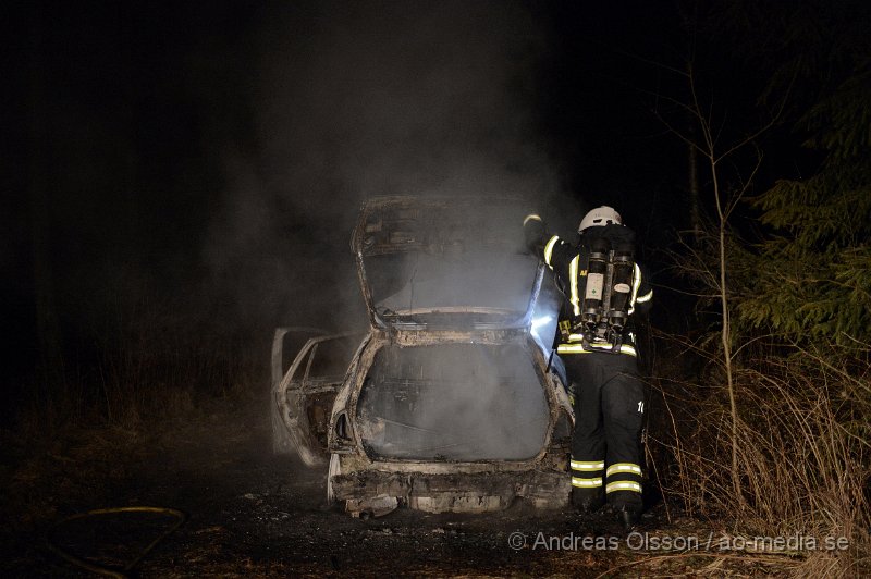 DSC_0646.JPG - Vid 00.00 larmades räddningstjänsten i Klippan till Björnkärr utanför Stidsvig där det enligt inringaren skulle brinna ute, oklart vad. När räddningstjänsten kom fram till platsen visade det sig vara en bil som brann ute i skogen. Bilen blev helt utbränd, räddningstjänsten släckte ner branden relativt snabbt och branden hann aldrig sprida sig. Branden misstänks vara anlagd.