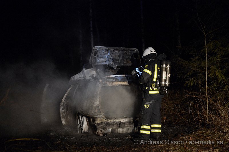 DSC_0651.JPG - Vid 00.00 larmades räddningstjänsten i Klippan till Björnkärr utanför Stidsvig där det enligt inringaren skulle brinna ute, oklart vad. När räddningstjänsten kom fram till platsen visade det sig vara en bil som brann ute i skogen. Bilen blev helt utbränd, räddningstjänsten släckte ner branden relativt snabbt och branden hann aldrig sprida sig. Branden misstänks vara anlagd.