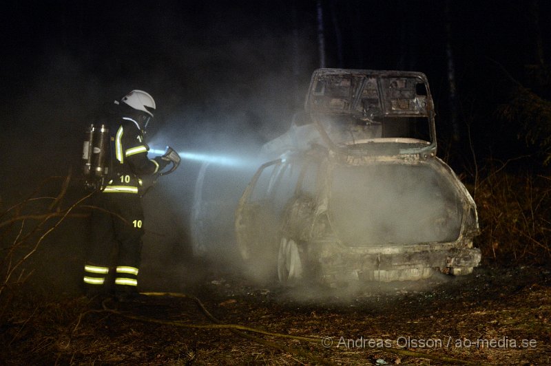 DSC_0653.JPG - Vid 00.00 larmades räddningstjänsten i Klippan till Björnkärr utanför Stidsvig där det enligt inringaren skulle brinna ute, oklart vad. När räddningstjänsten kom fram till platsen visade det sig vara en bil som brann ute i skogen. Bilen blev helt utbränd, räddningstjänsten släckte ner branden relativt snabbt och branden hann aldrig sprida sig. Branden misstänks vara anlagd.