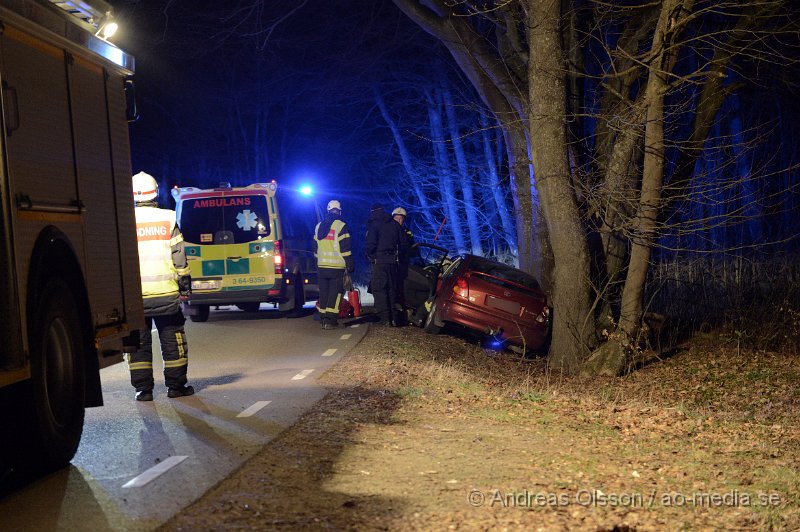 DSC_3818.JPG - Strax efter kl 22 larmades räddningstjänst, ambulans och polis till Vrams gunnarstorpsvägen där en personbil av oklar anledning kört av vägen. En person befann sig i bilen vid olyckan och denna klagade på smärtor i rygg. Man beslutade att klippa av taket för att på ett säkert sätt få ut personen som sedan kunde föras till sjukhuset.. Vägen var helt avstängd under räddningsarbetet.