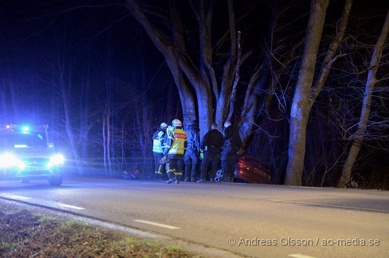 DSC_3827.JPG - Strax efter kl 22 larmades räddningstjänst, ambulans och polis till Vrams gunnarstorpsvägen där en personbil av oklar anledning kört av vägen. En person befann sig i bilen vid olyckan och denna klagade på smärtor i rygg. Man beslutade att klippa av taket för att på ett säkert sätt få ut personen som sedan kunde föras till sjukhuset.. Vägen var helt avstängd under räddningsarbetet.