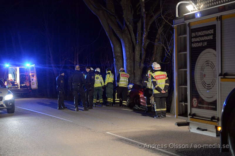 DSC_3829.JPG - Strax efter kl 22 larmades räddningstjänst, ambulans och polis till Vrams gunnarstorpsvägen där en personbil av oklar anledning kört av vägen. En person befann sig i bilen vid olyckan och denna klagade på smärtor i rygg. Man beslutade att klippa av taket för att på ett säkert sätt få ut personen som sedan kunde föras till sjukhuset.. Vägen var helt avstängd under räddningsarbetet.