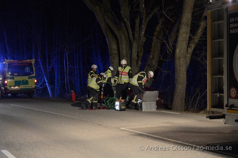 DSC_3830.JPG - Strax efter kl 22 larmades räddningstjänst, ambulans och polis till Vrams gunnarstorpsvägen där en personbil av oklar anledning kört av vägen. En person befann sig i bilen vid olyckan och denna klagade på smärtor i rygg. Man beslutade att klippa av taket för att på ett säkert sätt få ut personen som sedan kunde föras till sjukhuset.. Vägen var helt avstängd under räddningsarbetet.