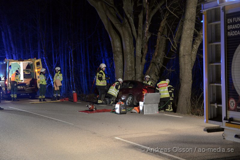 DSC_3832.JPG - Strax efter kl 22 larmades räddningstjänst, ambulans och polis till Vrams gunnarstorpsvägen där en personbil av oklar anledning kört av vägen. En person befann sig i bilen vid olyckan och denna klagade på smärtor i rygg. Man beslutade att klippa av taket för att på ett säkert sätt få ut personen som sedan kunde föras till sjukhuset.. Vägen var helt avstängd under räddningsarbetet.