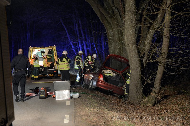 DSC_3836.JPG - Strax efter kl 22 larmades räddningstjänst, ambulans och polis till Vrams gunnarstorpsvägen där en personbil av oklar anledning kört av vägen. En person befann sig i bilen vid olyckan och denna klagade på smärtor i rygg. Man beslutade att klippa av taket för att på ett säkert sätt få ut personen som sedan kunde föras till sjukhuset.. Vägen var helt avstängd under räddningsarbetet.