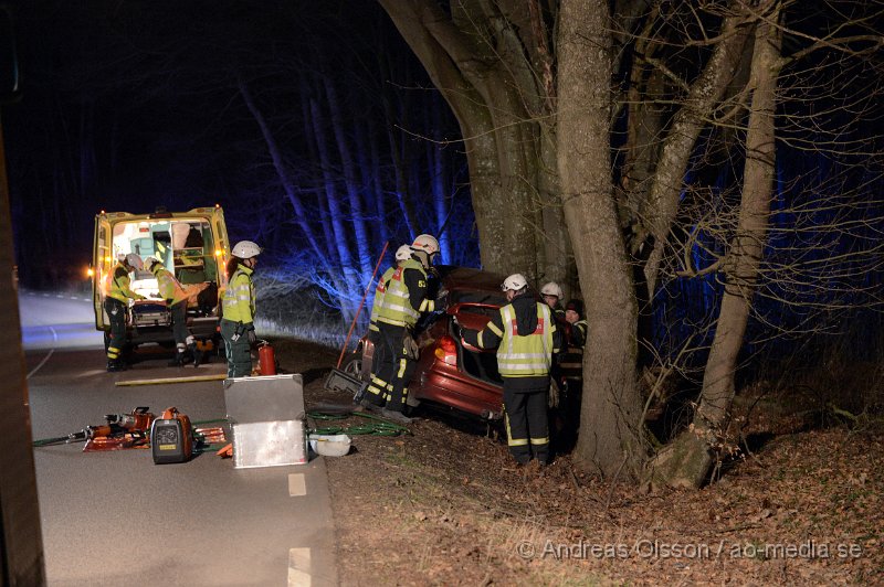 DSC_3840.JPG - Strax efter kl 22 larmades räddningstjänst, ambulans och polis till Vrams gunnarstorpsvägen där en personbil av oklar anledning kört av vägen. En person befann sig i bilen vid olyckan och denna klagade på smärtor i rygg. Man beslutade att klippa av taket för att på ett säkert sätt få ut personen som sedan kunde föras till sjukhuset.. Vägen var helt avstängd under räddningsarbetet.