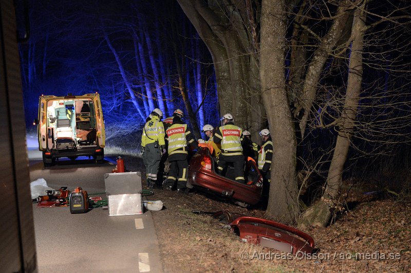 DSC_3846.JPG - Strax efter kl 22 larmades räddningstjänst, ambulans och polis till Vrams gunnarstorpsvägen där en personbil av oklar anledning kört av vägen. En person befann sig i bilen vid olyckan och denna klagade på smärtor i rygg. Man beslutade att klippa av taket för att på ett säkert sätt få ut personen som sedan kunde föras till sjukhuset.. Vägen var helt avstängd under räddningsarbetet.