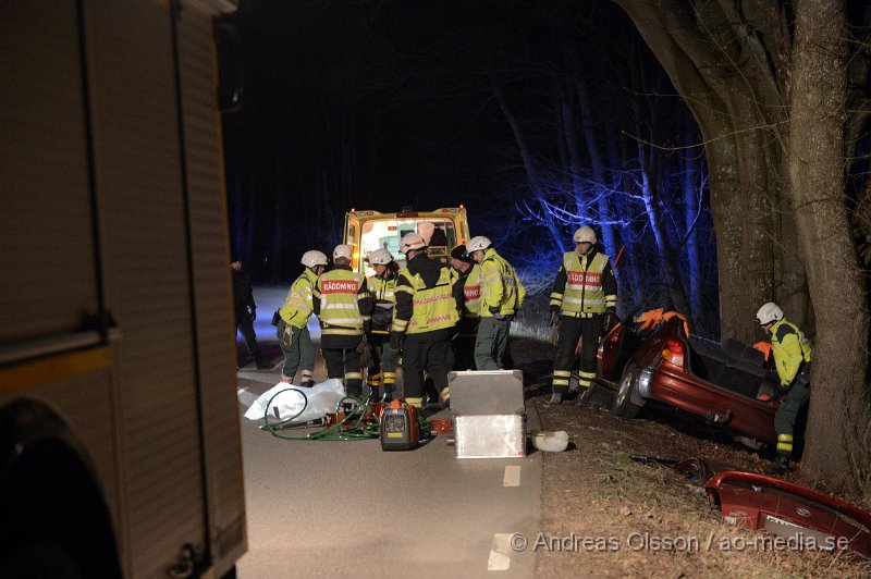 DSC_3850.JPG - Strax efter kl 22 larmades räddningstjänst, ambulans och polis till Vrams gunnarstorpsvägen där en personbil av oklar anledning kört av vägen. En person befann sig i bilen vid olyckan och denna klagade på smärtor i rygg. Man beslutade att klippa av taket för att på ett säkert sätt få ut personen som sedan kunde föras till sjukhuset.. Vägen var helt avstängd under räddningsarbetet.