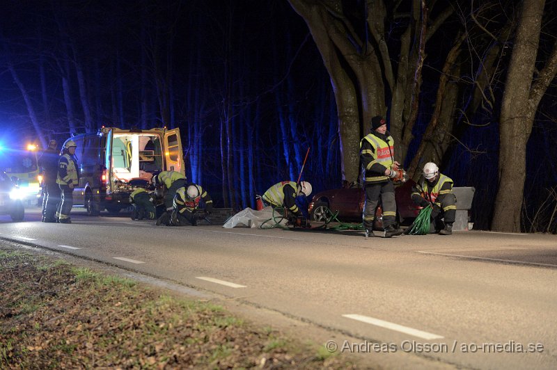 DSC_3855.JPG - Strax efter kl 22 larmades räddningstjänst, ambulans och polis till Vrams gunnarstorpsvägen där en personbil av oklar anledning kört av vägen. En person befann sig i bilen vid olyckan och denna klagade på smärtor i rygg. Man beslutade att klippa av taket för att på ett säkert sätt få ut personen som sedan kunde föras till sjukhuset.. Vägen var helt avstängd under räddningsarbetet.