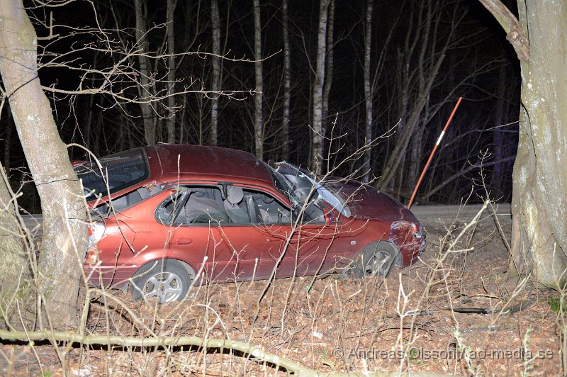 DSC_3861.JPG - Strax efter kl 22 larmades räddningstjänst, ambulans och polis till Vrams gunnarstorpsvägen där en personbil av oklar anledning kört av vägen. En person befann sig i bilen vid olyckan och denna klagade på smärtor i rygg. Man beslutade att klippa av taket för att på ett säkert sätt få ut personen som sedan kunde föras till sjukhuset.. Vägen var helt avstängd under räddningsarbetet.