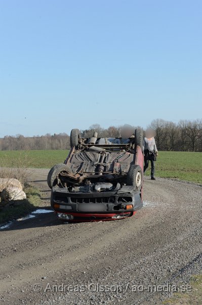 DSC_3910.JPG - Vid 17,20 tiden larmades räddningstjänst, ambulans och polis till en trafikolycka i Bjärsgård i Klippan. En personbil hade voltat och landat på taket. En person befann sig i bilen och hade själv tagit sig ur bilen innan räddningstjänsten kom. Personen ska ha klarat sig utan skador och behövde inte besöka sjukhuset. Räddningstjänsten vände rätt på bilen och flyttade den från vägen.