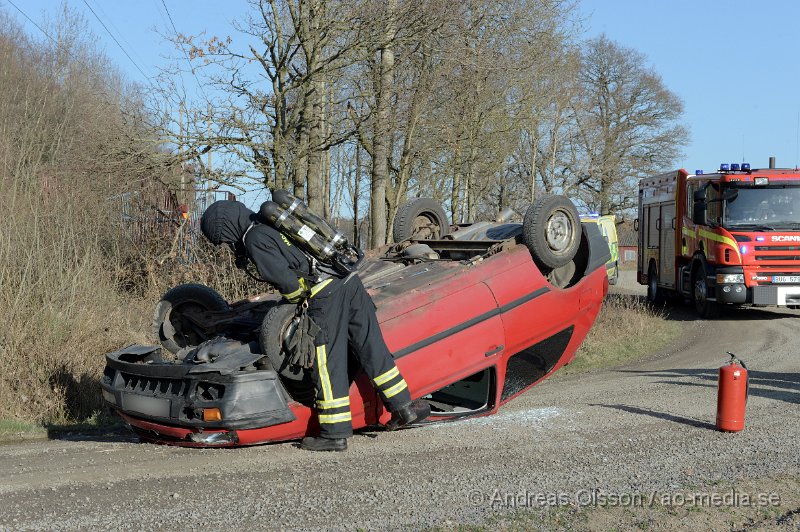 DSC_3913.JPG - Vid 17,20 tiden larmades räddningstjänst, ambulans och polis till en trafikolycka i Bjärsgård i Klippan. En personbil hade voltat och landat på taket. En person befann sig i bilen och hade själv tagit sig ur bilen innan räddningstjänsten kom. Personen ska ha klarat sig utan skador och behövde inte besöka sjukhuset. Räddningstjänsten vände rätt på bilen och flyttade den från vägen.