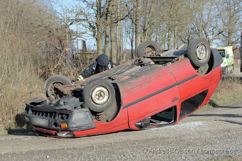 DSC_3914.JPG - Vid 17,20 tiden larmades räddningstjänst, ambulans och polis till en trafikolycka i Bjärsgård i Klippan. En personbil hade voltat och landat på taket. En person befann sig i bilen och hade själv tagit sig ur bilen innan räddningstjänsten kom. Personen ska ha klarat sig utan skador och behövde inte besöka sjukhuset. Räddningstjänsten vände rätt på bilen och flyttade den från vägen.