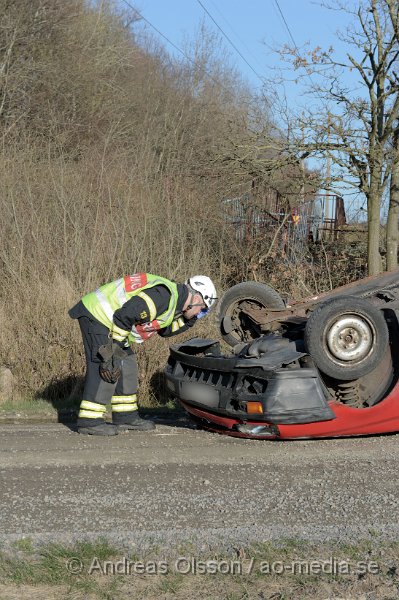 DSC_3915.JPG - Vid 17,20 tiden larmades räddningstjänst, ambulans och polis till en trafikolycka i Bjärsgård i Klippan. En personbil hade voltat och landat på taket. En person befann sig i bilen och hade själv tagit sig ur bilen innan räddningstjänsten kom. Personen ska ha klarat sig utan skador och behövde inte besöka sjukhuset. Räddningstjänsten vände rätt på bilen och flyttade den från vägen.