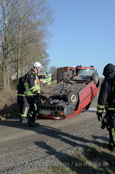 DSC_3916.JPG - Vid 17,20 tiden larmades räddningstjänst, ambulans och polis till en trafikolycka i Bjärsgård i Klippan. En personbil hade voltat och landat på taket. En person befann sig i bilen och hade själv tagit sig ur bilen innan räddningstjänsten kom. Personen ska ha klarat sig utan skador och behövde inte besöka sjukhuset. Räddningstjänsten vände rätt på bilen och flyttade den från vägen.