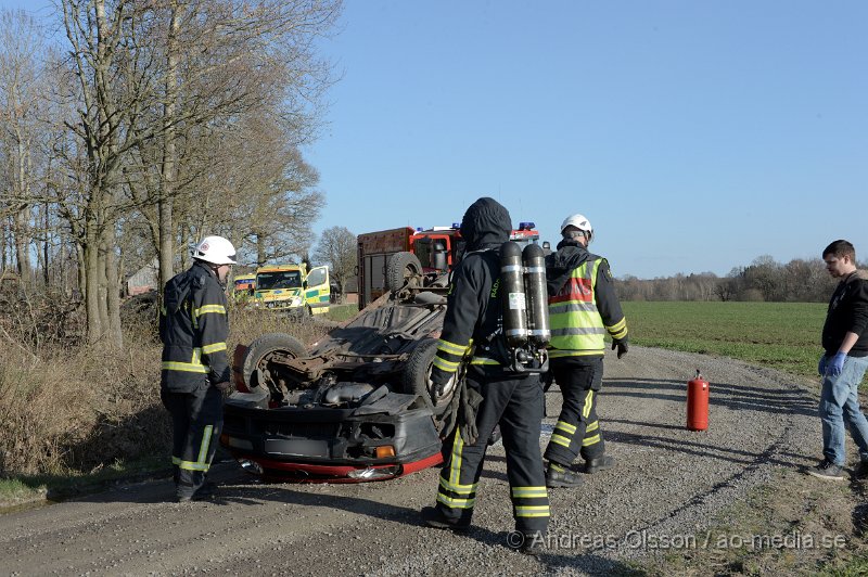 DSC_3917.JPG - Vid 17,20 tiden larmades räddningstjänst, ambulans och polis till en trafikolycka i Bjärsgård i Klippan. En personbil hade voltat och landat på taket. En person befann sig i bilen och hade själv tagit sig ur bilen innan räddningstjänsten kom. Personen ska ha klarat sig utan skador och behövde inte besöka sjukhuset. Räddningstjänsten vände rätt på bilen och flyttade den från vägen.