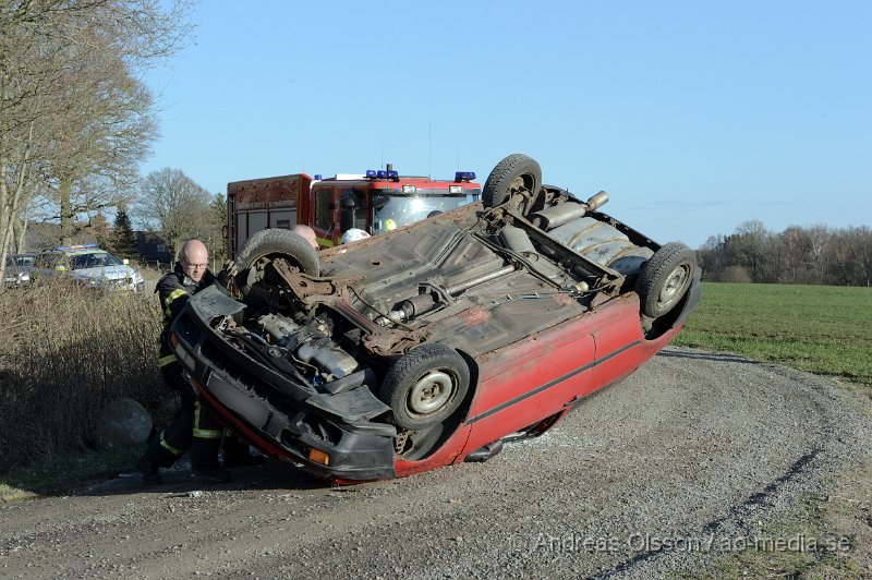 DSC_3921.JPG - Vid 17,20 tiden larmades räddningstjänst, ambulans och polis till en trafikolycka i Bjärsgård i Klippan. En personbil hade voltat och landat på taket. En person befann sig i bilen och hade själv tagit sig ur bilen innan räddningstjänsten kom. Personen ska ha klarat sig utan skador och behövde inte besöka sjukhuset. Räddningstjänsten vände rätt på bilen och flyttade den från vägen.