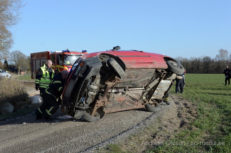 DSC_3926.JPG - Vid 17,20 tiden larmades räddningstjänst, ambulans och polis till en trafikolycka i Bjärsgård i Klippan. En personbil hade voltat och landat på taket. En person befann sig i bilen och hade själv tagit sig ur bilen innan räddningstjänsten kom. Personen ska ha klarat sig utan skador och behövde inte besöka sjukhuset. Räddningstjänsten vände rätt på bilen och flyttade den från vägen.