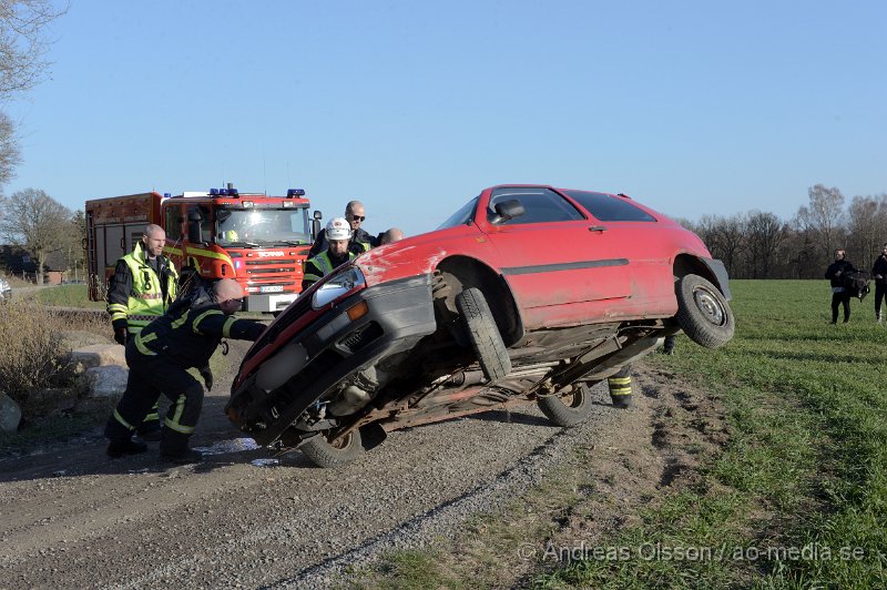 DSC_3928.JPG - Vid 17,20 tiden larmades räddningstjänst, ambulans och polis till en trafikolycka i Bjärsgård i Klippan. En personbil hade voltat och landat på taket. En person befann sig i bilen och hade själv tagit sig ur bilen innan räddningstjänsten kom. Personen ska ha klarat sig utan skador och behövde inte besöka sjukhuset. Räddningstjänsten vände rätt på bilen och flyttade den från vägen.