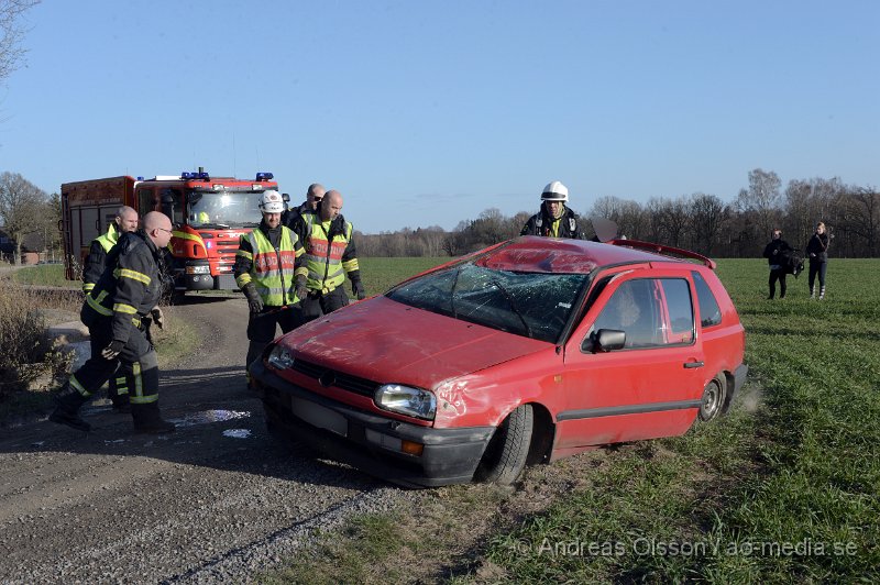 DSC_3930.JPG - Vid 17,20 tiden larmades räddningstjänst, ambulans och polis till en trafikolycka i Bjärsgård i Klippan. En personbil hade voltat och landat på taket. En person befann sig i bilen och hade själv tagit sig ur bilen innan räddningstjänsten kom. Personen ska ha klarat sig utan skador och behövde inte besöka sjukhuset. Räddningstjänsten vände rätt på bilen och flyttade den från vägen.