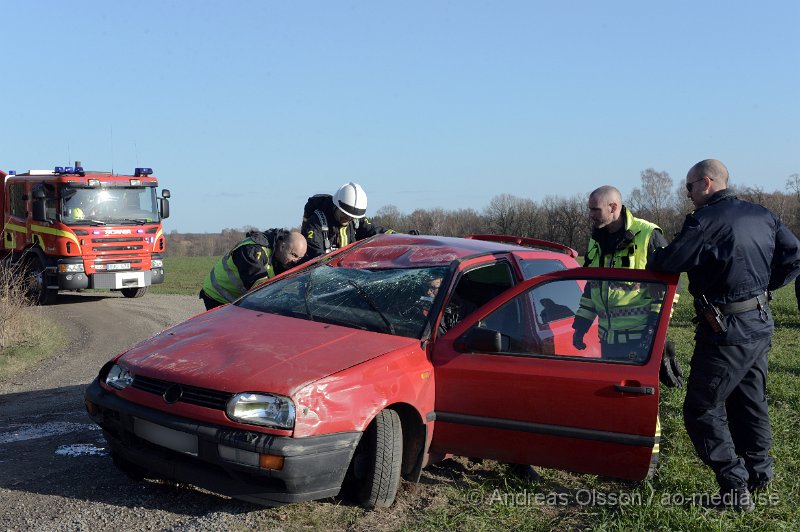 DSC_3935.JPG - Vid 17,20 tiden larmades räddningstjänst, ambulans och polis till en trafikolycka i Bjärsgård i Klippan. En personbil hade voltat och landat på taket. En person befann sig i bilen och hade själv tagit sig ur bilen innan räddningstjänsten kom. Personen ska ha klarat sig utan skador och behövde inte besöka sjukhuset. Räddningstjänsten vände rätt på bilen och flyttade den från vägen.