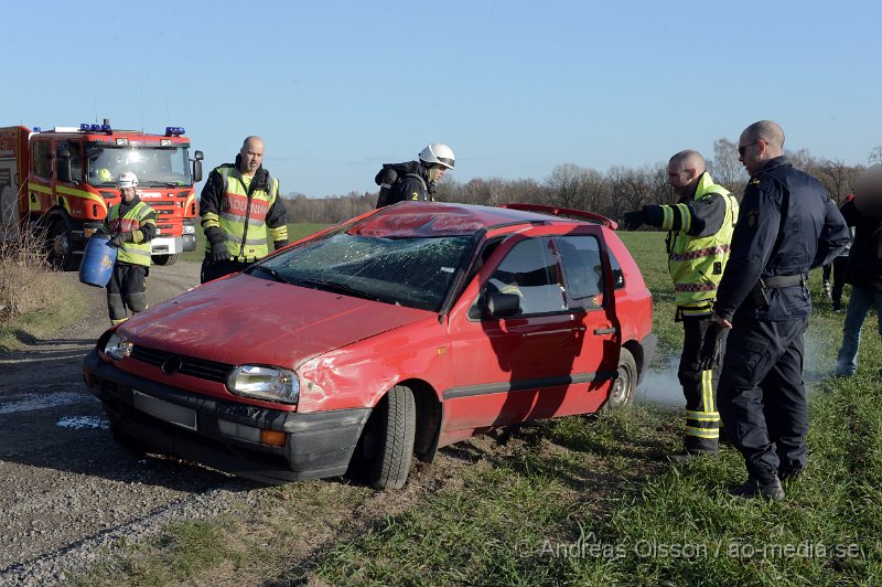 DSC_3938.JPG - Vid 17,20 tiden larmades räddningstjänst, ambulans och polis till en trafikolycka i Bjärsgård i Klippan. En personbil hade voltat och landat på taket. En person befann sig i bilen och hade själv tagit sig ur bilen innan räddningstjänsten kom. Personen ska ha klarat sig utan skador och behövde inte besöka sjukhuset. Räddningstjänsten vände rätt på bilen och flyttade den från vägen.