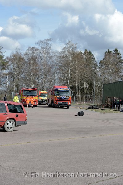 DSC_4074.JPG - På Lördagen ordnade man en Trafiksäkerhets dag i Ljungbyhed. På plats fanns, Räddningstjänst, Ambulans, Polis, Bärgare, Radiostyrka bilar, Gokart, "volt bil", krock stol, medåkning i rallybil, prova på undanmanöver och kon bana och massa mer! Dagen blev väldigt uppskattad och man tror att runt 2000 personer besökte evenemanget under dagen som varade mellan 11-16. Här kan ni se uppvisningen som Räddningstjänsten Söderåsen höll tillsammans med Polis och Ambulans. Hur räddningspersonal arbetar vid en säker losstagning vid en trafikolycka för att minimera riskerna att förvärra en eventuell rygg/nack skada på patienten.