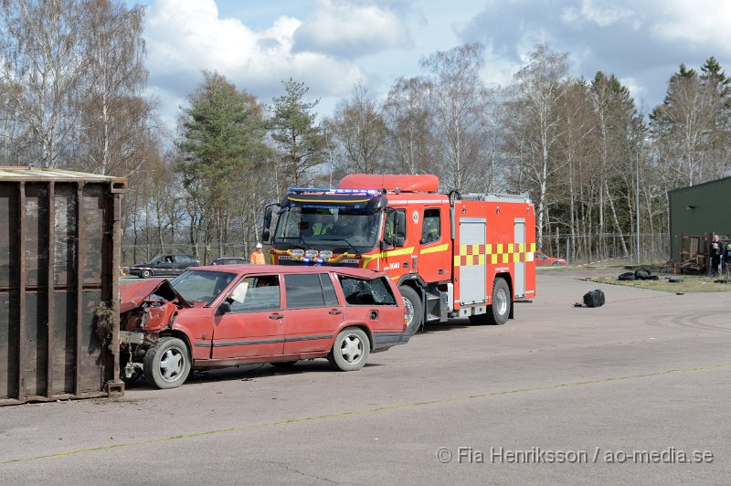 DSC_4079.JPG - På Lördagen ordnade man en Trafiksäkerhets dag i Ljungbyhed. På plats fanns, Räddningstjänst, Ambulans, Polis, Bärgare, Radiostyrka bilar, Gokart, "volt bil", krock stol, medåkning i rallybil, prova på undanmanöver och kon bana och massa mer! Dagen blev väldigt uppskattad och man tror att runt 2000 personer besökte evenemanget under dagen som varade mellan 11-16. Här kan ni se uppvisningen som Räddningstjänsten Söderåsen höll tillsammans med Polis och Ambulans. Hur räddningspersonal arbetar vid en säker losstagning vid en trafikolycka för att minimera riskerna att förvärra en eventuell rygg/nack skada på patienten.