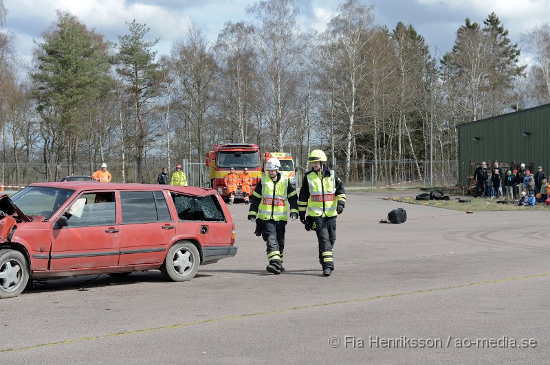 DSC_4080.JPG - På Lördagen ordnade man en Trafiksäkerhets dag i Ljungbyhed. På plats fanns, Räddningstjänst, Ambulans, Polis, Bärgare, Radiostyrka bilar, Gokart, "volt bil", krock stol, medåkning i rallybil, prova på undanmanöver och kon bana och massa mer! Dagen blev väldigt uppskattad och man tror att runt 2000 personer besökte evenemanget under dagen som varade mellan 11-16. Här kan ni se uppvisningen som Räddningstjänsten Söderåsen höll tillsammans med Polis och Ambulans. Hur räddningspersonal arbetar vid en säker losstagning vid en trafikolycka för att minimera riskerna att förvärra en eventuell rygg/nack skada på patienten.