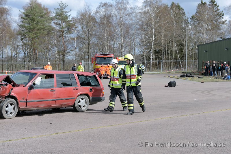 DSC_4081.JPG - På Lördagen ordnade man en Trafiksäkerhets dag i Ljungbyhed. På plats fanns, Räddningstjänst, Ambulans, Polis, Bärgare, Radiostyrka bilar, Gokart, "volt bil", krock stol, medåkning i rallybil, prova på undanmanöver och kon bana och massa mer! Dagen blev väldigt uppskattad och man tror att runt 2000 personer besökte evenemanget under dagen som varade mellan 11-16. Här kan ni se uppvisningen som Räddningstjänsten Söderåsen höll tillsammans med Polis och Ambulans. Hur räddningspersonal arbetar vid en säker losstagning vid en trafikolycka för att minimera riskerna att förvärra en eventuell rygg/nack skada på patienten.