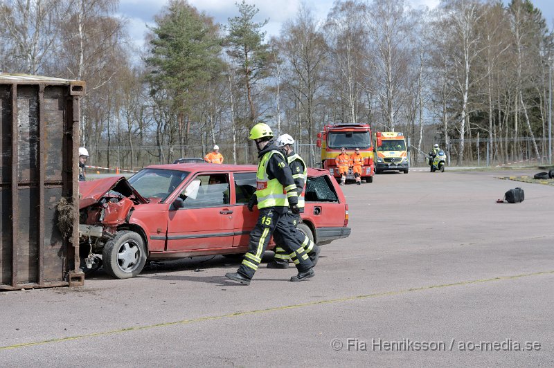 DSC_4083.JPG - På Lördagen ordnade man en Trafiksäkerhets dag i Ljungbyhed. På plats fanns, Räddningstjänst, Ambulans, Polis, Bärgare, Radiostyrka bilar, Gokart, "volt bil", krock stol, medåkning i rallybil, prova på undanmanöver och kon bana och massa mer! Dagen blev väldigt uppskattad och man tror att runt 2000 personer besökte evenemanget under dagen som varade mellan 11-16. Här kan ni se uppvisningen som Räddningstjänsten Söderåsen höll tillsammans med Polis och Ambulans. Hur räddningspersonal arbetar vid en säker losstagning vid en trafikolycka för att minimera riskerna att förvärra en eventuell rygg/nack skada på patienten.