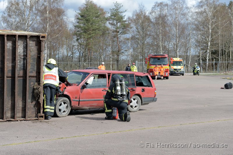 DSC_4085.JPG - På Lördagen ordnade man en Trafiksäkerhets dag i Ljungbyhed. På plats fanns, Räddningstjänst, Ambulans, Polis, Bärgare, Radiostyrka bilar, Gokart, "volt bil", krock stol, medåkning i rallybil, prova på undanmanöver och kon bana och massa mer! Dagen blev väldigt uppskattad och man tror att runt 2000 personer besökte evenemanget under dagen som varade mellan 11-16. Här kan ni se uppvisningen som Räddningstjänsten Söderåsen höll tillsammans med Polis och Ambulans. Hur räddningspersonal arbetar vid en säker losstagning vid en trafikolycka för att minimera riskerna att förvärra en eventuell rygg/nack skada på patienten.