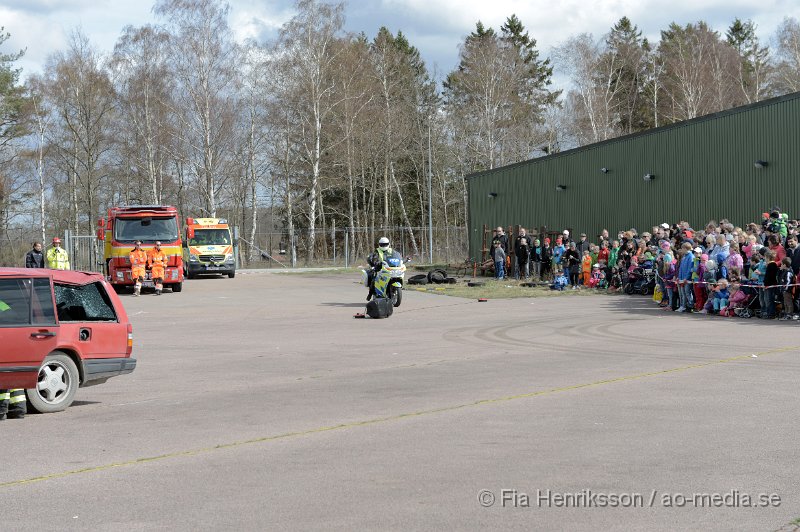 DSC_4087.JPG - På Lördagen ordnade man en Trafiksäkerhets dag i Ljungbyhed. På plats fanns, Räddningstjänst, Ambulans, Polis, Bärgare, Radiostyrka bilar, Gokart, "volt bil", krock stol, medåkning i rallybil, prova på undanmanöver och kon bana och massa mer! Dagen blev väldigt uppskattad och man tror att runt 2000 personer besökte evenemanget under dagen som varade mellan 11-16. Här kan ni se uppvisningen som Räddningstjänsten Söderåsen höll tillsammans med Polis och Ambulans. Hur räddningspersonal arbetar vid en säker losstagning vid en trafikolycka för att minimera riskerna att förvärra en eventuell rygg/nack skada på patienten.