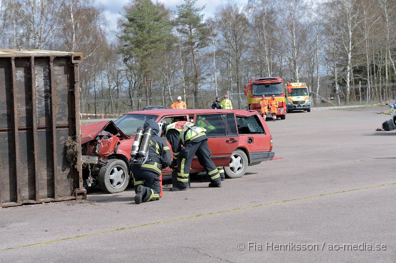 DSC_4089.JPG - På Lördagen ordnade man en Trafiksäkerhets dag i Ljungbyhed. På plats fanns, Räddningstjänst, Ambulans, Polis, Bärgare, Radiostyrka bilar, Gokart, "volt bil", krock stol, medåkning i rallybil, prova på undanmanöver och kon bana och massa mer! Dagen blev väldigt uppskattad och man tror att runt 2000 personer besökte evenemanget under dagen som varade mellan 11-16. Här kan ni se uppvisningen som Räddningstjänsten Söderåsen höll tillsammans med Polis och Ambulans. Hur räddningspersonal arbetar vid en säker losstagning vid en trafikolycka för att minimera riskerna att förvärra en eventuell rygg/nack skada på patienten.