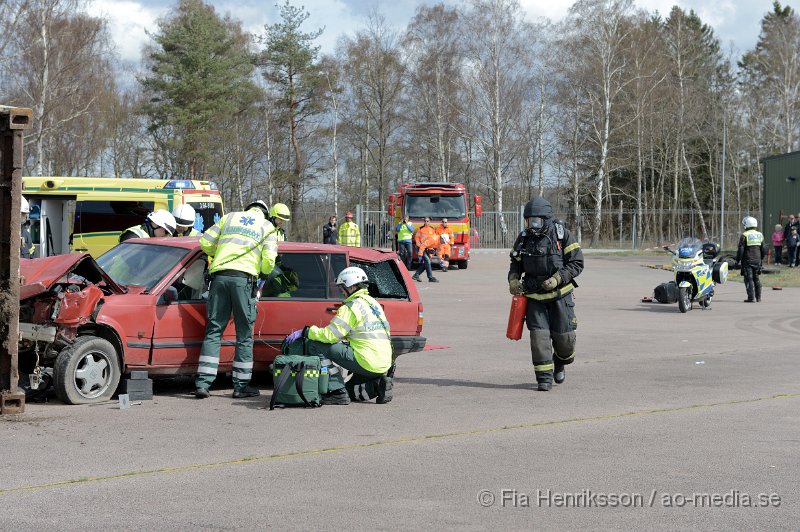 DSC_4092.JPG - På Lördagen ordnade man en Trafiksäkerhets dag i Ljungbyhed. På plats fanns, Räddningstjänst, Ambulans, Polis, Bärgare, Radiostyrka bilar, Gokart, "volt bil", krock stol, medåkning i rallybil, prova på undanmanöver och kon bana och massa mer! Dagen blev väldigt uppskattad och man tror att runt 2000 personer besökte evenemanget under dagen som varade mellan 11-16. Här kan ni se uppvisningen som Räddningstjänsten Söderåsen höll tillsammans med Polis och Ambulans. Hur räddningspersonal arbetar vid en säker losstagning vid en trafikolycka för att minimera riskerna att förvärra en eventuell rygg/nack skada på patienten.