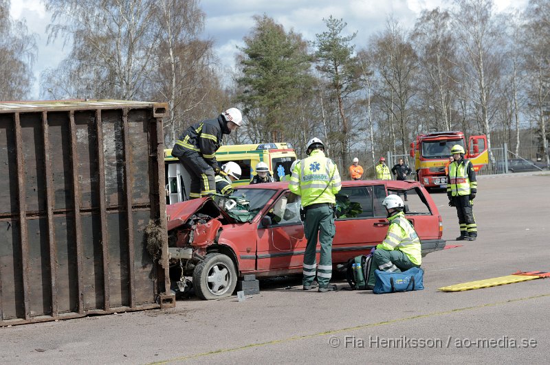 DSC_4094.JPG - På Lördagen ordnade man en Trafiksäkerhets dag i Ljungbyhed. På plats fanns, Räddningstjänst, Ambulans, Polis, Bärgare, Radiostyrka bilar, Gokart, "volt bil", krock stol, medåkning i rallybil, prova på undanmanöver och kon bana och massa mer! Dagen blev väldigt uppskattad och man tror att runt 2000 personer besökte evenemanget under dagen som varade mellan 11-16. Här kan ni se uppvisningen som Räddningstjänsten Söderåsen höll tillsammans med Polis och Ambulans. Hur räddningspersonal arbetar vid en säker losstagning vid en trafikolycka för att minimera riskerna att förvärra en eventuell rygg/nack skada på patienten.