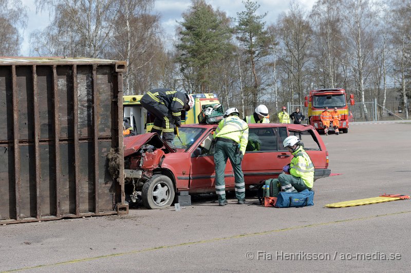 DSC_4096.JPG - På Lördagen ordnade man en Trafiksäkerhets dag i Ljungbyhed. På plats fanns, Räddningstjänst, Ambulans, Polis, Bärgare, Radiostyrka bilar, Gokart, "volt bil", krock stol, medåkning i rallybil, prova på undanmanöver och kon bana och massa mer! Dagen blev väldigt uppskattad och man tror att runt 2000 personer besökte evenemanget under dagen som varade mellan 11-16. Här kan ni se uppvisningen som Räddningstjänsten Söderåsen höll tillsammans med Polis och Ambulans. Hur räddningspersonal arbetar vid en säker losstagning vid en trafikolycka för att minimera riskerna att förvärra en eventuell rygg/nack skada på patienten.