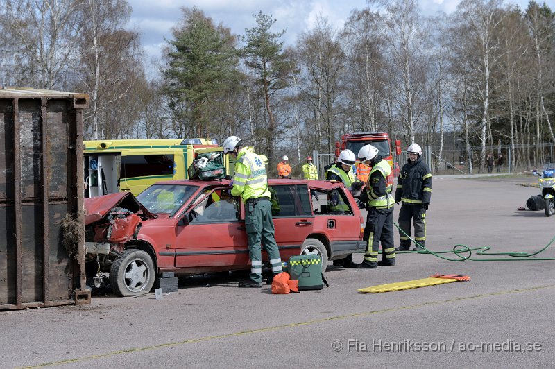 DSC_4099.JPG - På Lördagen ordnade man en Trafiksäkerhets dag i Ljungbyhed. På plats fanns, Räddningstjänst, Ambulans, Polis, Bärgare, Radiostyrka bilar, Gokart, "volt bil", krock stol, medåkning i rallybil, prova på undanmanöver och kon bana och massa mer! Dagen blev väldigt uppskattad och man tror att runt 2000 personer besökte evenemanget under dagen som varade mellan 11-16. Här kan ni se uppvisningen som Räddningstjänsten Söderåsen höll tillsammans med Polis och Ambulans. Hur räddningspersonal arbetar vid en säker losstagning vid en trafikolycka för att minimera riskerna att förvärra en eventuell rygg/nack skada på patienten.