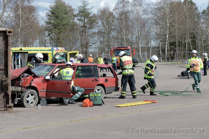 DSC_4101.JPG - På Lördagen ordnade man en Trafiksäkerhets dag i Ljungbyhed. På plats fanns, Räddningstjänst, Ambulans, Polis, Bärgare, Radiostyrka bilar, Gokart, "volt bil", krock stol, medåkning i rallybil, prova på undanmanöver och kon bana och massa mer! Dagen blev väldigt uppskattad och man tror att runt 2000 personer besökte evenemanget under dagen som varade mellan 11-16. Här kan ni se uppvisningen som Räddningstjänsten Söderåsen höll tillsammans med Polis och Ambulans. Hur räddningspersonal arbetar vid en säker losstagning vid en trafikolycka för att minimera riskerna att förvärra en eventuell rygg/nack skada på patienten.