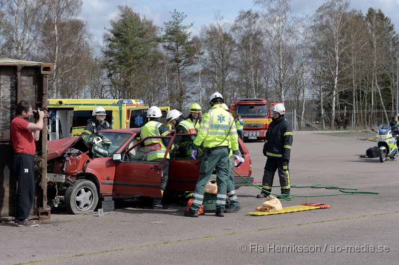 DSC_4104.JPG - På Lördagen ordnade man en Trafiksäkerhets dag i Ljungbyhed. På plats fanns, Räddningstjänst, Ambulans, Polis, Bärgare, Radiostyrka bilar, Gokart, "volt bil", krock stol, medåkning i rallybil, prova på undanmanöver och kon bana och massa mer! Dagen blev väldigt uppskattad och man tror att runt 2000 personer besökte evenemanget under dagen som varade mellan 11-16. Här kan ni se uppvisningen som Räddningstjänsten Söderåsen höll tillsammans med Polis och Ambulans. Hur räddningspersonal arbetar vid en säker losstagning vid en trafikolycka för att minimera riskerna att förvärra en eventuell rygg/nack skada på patienten.