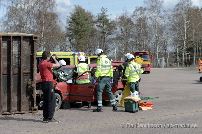 DSC_4106.JPG - På Lördagen ordnade man en Trafiksäkerhets dag i Ljungbyhed. På plats fanns, Räddningstjänst, Ambulans, Polis, Bärgare, Radiostyrka bilar, Gokart, "volt bil", krock stol, medåkning i rallybil, prova på undanmanöver och kon bana och massa mer! Dagen blev väldigt uppskattad och man tror att runt 2000 personer besökte evenemanget under dagen som varade mellan 11-16. Här kan ni se uppvisningen som Räddningstjänsten Söderåsen höll tillsammans med Polis och Ambulans. Hur räddningspersonal arbetar vid en säker losstagning vid en trafikolycka för att minimera riskerna att förvärra en eventuell rygg/nack skada på patienten.