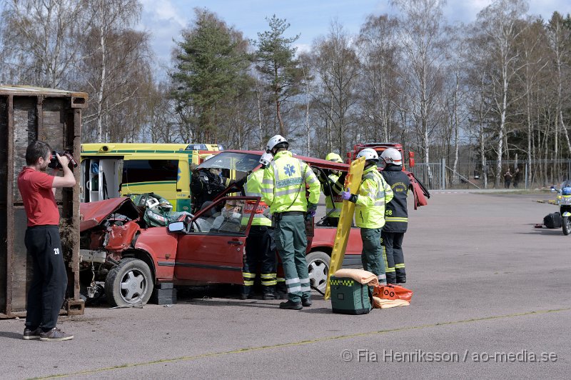 DSC_4107.JPG - På Lördagen ordnade man en Trafiksäkerhets dag i Ljungbyhed. På plats fanns, Räddningstjänst, Ambulans, Polis, Bärgare, Radiostyrka bilar, Gokart, "volt bil", krock stol, medåkning i rallybil, prova på undanmanöver och kon bana och massa mer! Dagen blev väldigt uppskattad och man tror att runt 2000 personer besökte evenemanget under dagen som varade mellan 11-16. Här kan ni se uppvisningen som Räddningstjänsten Söderåsen höll tillsammans med Polis och Ambulans. Hur räddningspersonal arbetar vid en säker losstagning vid en trafikolycka för att minimera riskerna att förvärra en eventuell rygg/nack skada på patienten.