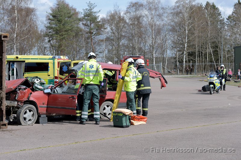 DSC_4109.JPG - På Lördagen ordnade man en Trafiksäkerhets dag i Ljungbyhed. På plats fanns, Räddningstjänst, Ambulans, Polis, Bärgare, Radiostyrka bilar, Gokart, "volt bil", krock stol, medåkning i rallybil, prova på undanmanöver och kon bana och massa mer! Dagen blev väldigt uppskattad och man tror att runt 2000 personer besökte evenemanget under dagen som varade mellan 11-16. Här kan ni se uppvisningen som Räddningstjänsten Söderåsen höll tillsammans med Polis och Ambulans. Hur räddningspersonal arbetar vid en säker losstagning vid en trafikolycka för att minimera riskerna att förvärra en eventuell rygg/nack skada på patienten.